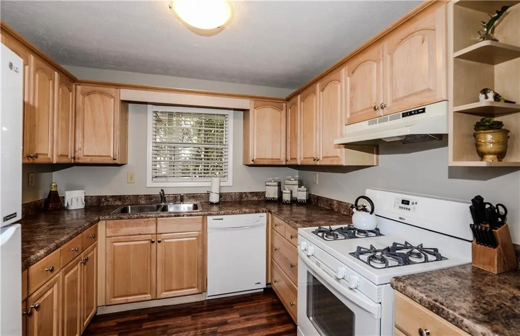 1102 Natchez Trace, Sandy Springs, Georgia 30350, 2 Bedrooms Bedrooms, ,1 BathroomBathrooms,Residential,Sold,1102 Natchez Trace,5799754