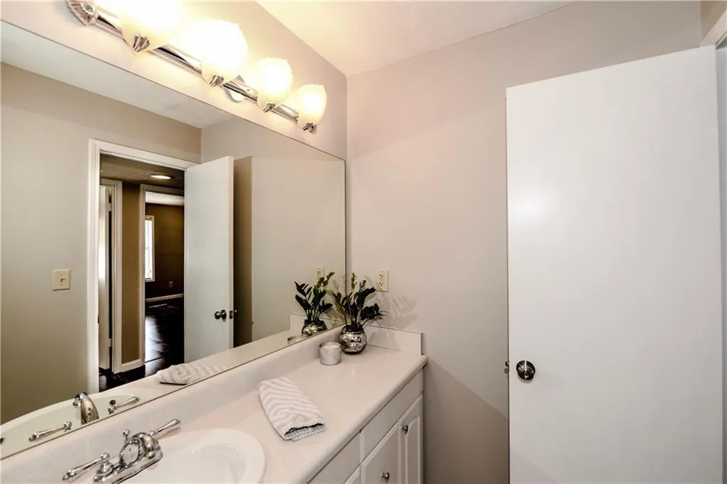 1102 Natchez Trace, Sandy Springs, Georgia 30350, 2 Bedrooms Bedrooms, ,1 BathroomBathrooms,Residential,Sold,1102 Natchez Trace,5799754