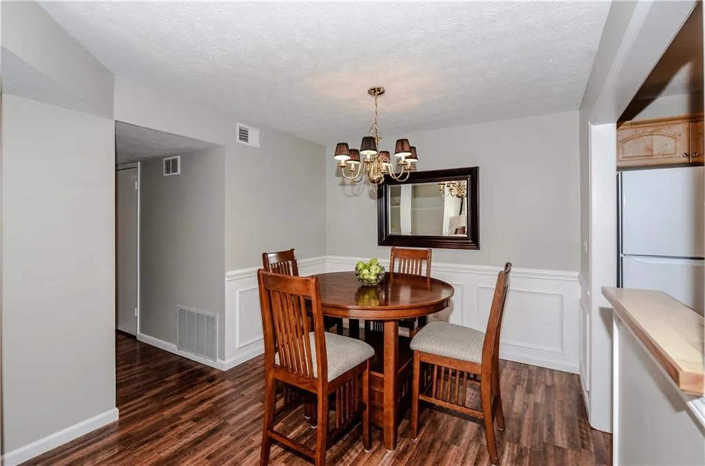 1102 Natchez Trace, Sandy Springs, Georgia 30350, 2 Bedrooms Bedrooms, ,1 BathroomBathrooms,Residential,Sold,1102 Natchez Trace,5799754