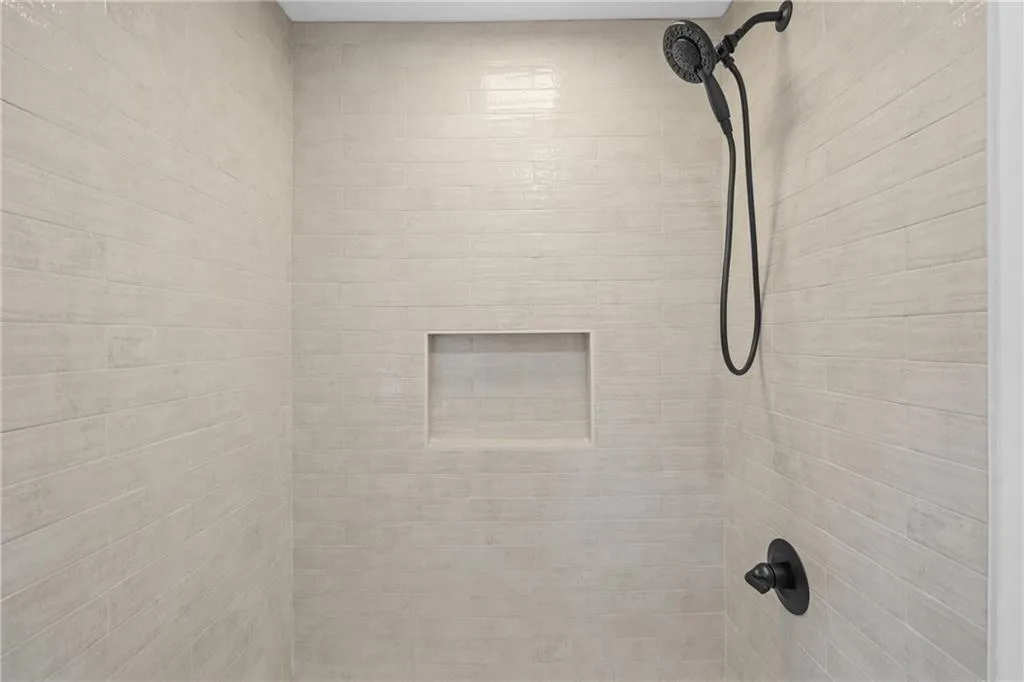 Hall bathroom with shower/tub combo