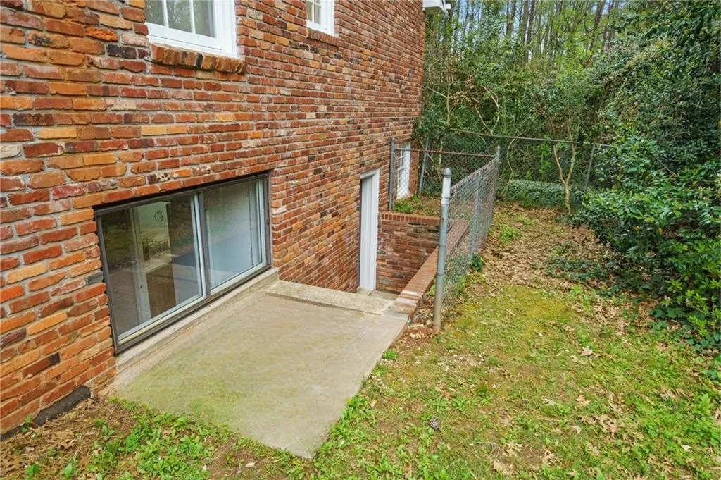 Convenient stairs to basement entry