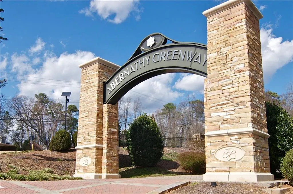 5 min walk to Abernathy Park, Play area and Trails