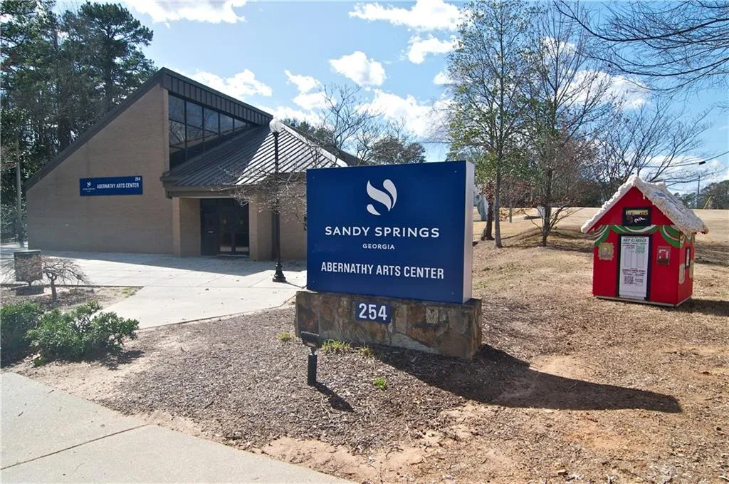 5 min walk to Abernathy Art Center