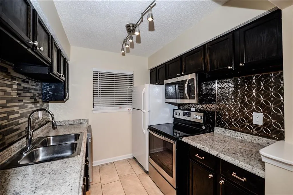 2612 Huntingdon Chase, Sandy Springs, Georgia 30350, 2 Bedrooms Bedrooms, ,1 BathroomBathrooms,Residential,Sold,2612 Huntingdon Chase,5803372