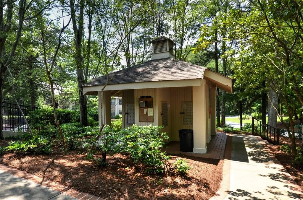 2612 Huntingdon Chase, Sandy Springs, Georgia 30350, 2 Bedrooms Bedrooms, ,1 BathroomBathrooms,Residential,Sold,2612 Huntingdon Chase,5803372