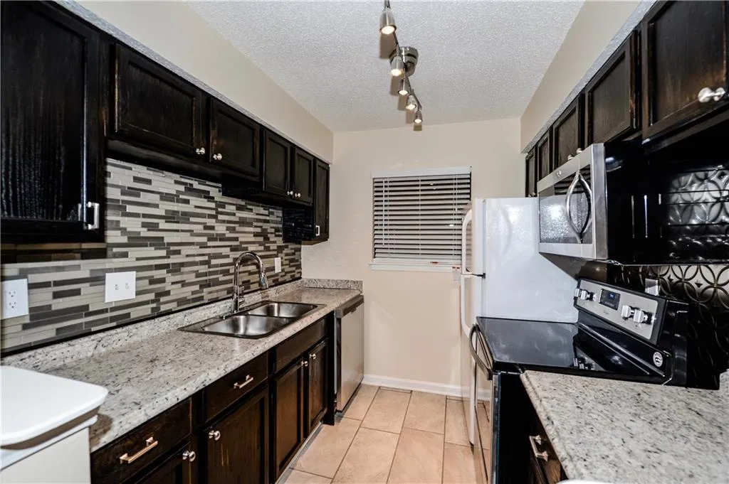 2612 Huntingdon Chase, Sandy Springs, Georgia 30350, 2 Bedrooms Bedrooms, ,1 BathroomBathrooms,Residential,Sold,2612 Huntingdon Chase,5803372