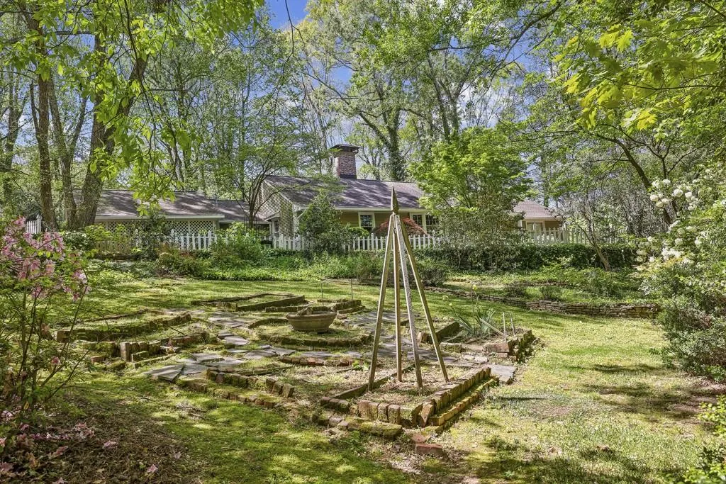 4750 Rebel Trail, Atlanta, Georgia 30327, 3 Bedrooms Bedrooms, ,2 BathroomsBathrooms,Residential,Sold,4750 Rebel Trail,7508297