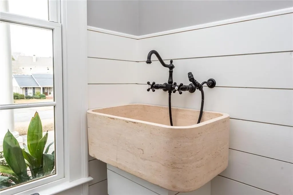 645 W Powderhorn Road, Atlanta, Georgia 30342, 7 Bedrooms Bedrooms, ,7 BathroomsBathrooms,Residential,Sold,645 W Powderhorn Road,6839873