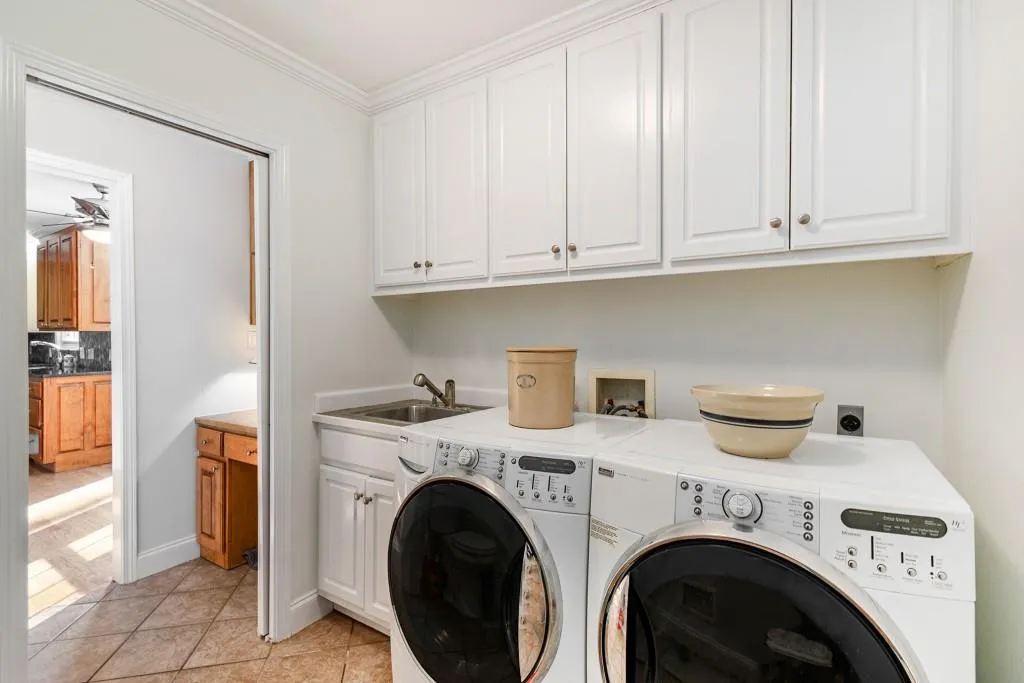 685 Spalding Drive, Sandy Springs, Georgia 30328, 5 Bedrooms Bedrooms, ,4 BathroomsBathrooms,Residential,Sold,685 Spalding Drive,7189409