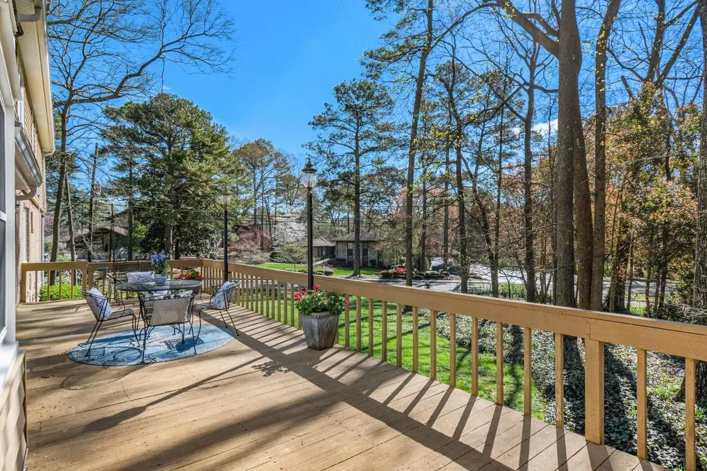 685 Spalding Drive, Sandy Springs, Georgia 30328, 5 Bedrooms Bedrooms, ,4 BathroomsBathrooms,Residential,Sold,685 Spalding Drive,7189409