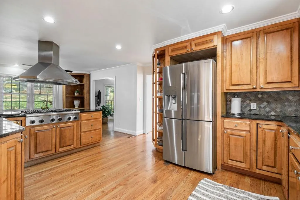 685 Spalding Drive, Sandy Springs, Georgia 30328, 5 Bedrooms Bedrooms, ,4 BathroomsBathrooms,Residential,Sold,685 Spalding Drive,7189409