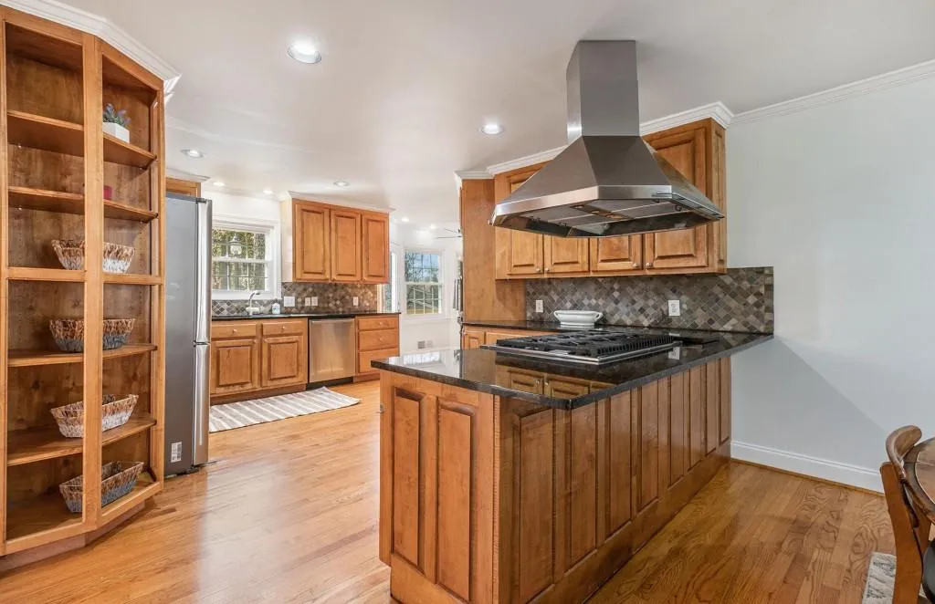 685 Spalding Drive, Sandy Springs, Georgia 30328, 5 Bedrooms Bedrooms, ,4 BathroomsBathrooms,Residential,Sold,685 Spalding Drive,7189409