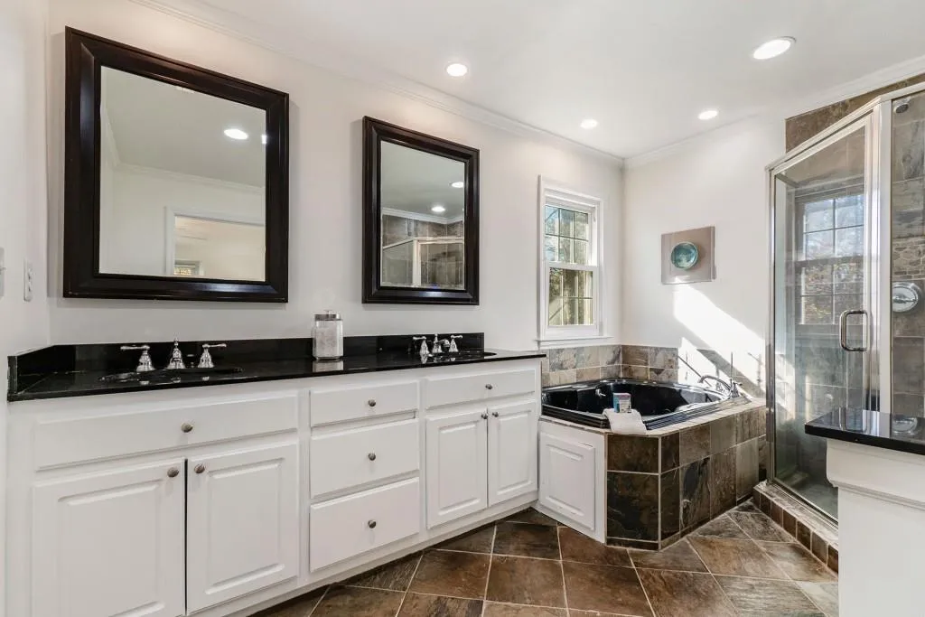 685 Spalding Drive, Sandy Springs, Georgia 30328, 5 Bedrooms Bedrooms, ,4 BathroomsBathrooms,Residential,Sold,685 Spalding Drive,7189409