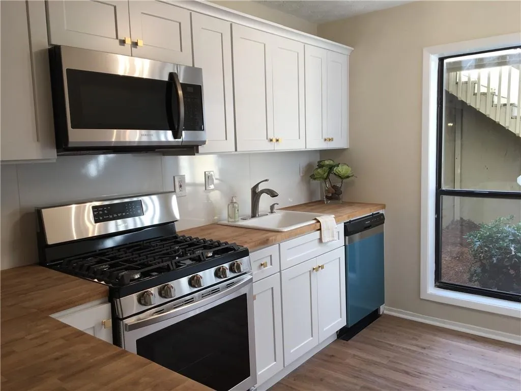 205 Woodcliff Drive, Sandy Springs, Georgia 30350, 2 Bedrooms Bedrooms, ,2 BathroomsBathrooms,Residential,Sold,205 Woodcliff Drive,6819898