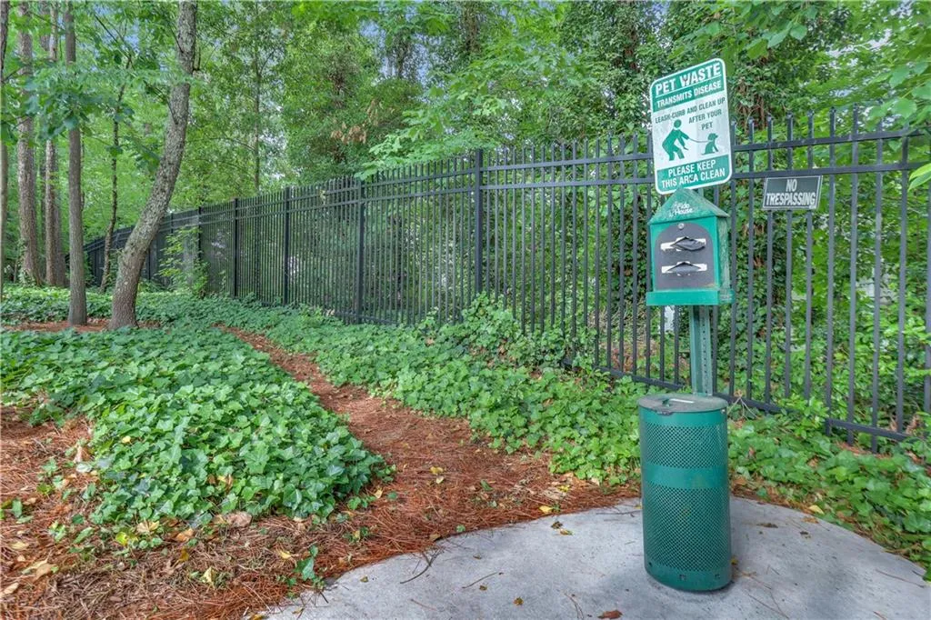 6814 Glenridge Drive Unit A, Sandy Springs, Georgia 30328, 2 Bedrooms Bedrooms, ,2 BathroomsBathrooms,Residential,Sold,6814 Glenridge Drive Unit A,7062884