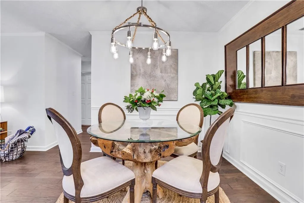 6814 Glenridge Drive Unit A, Sandy Springs, Georgia 30328, 2 Bedrooms Bedrooms, ,2 BathroomsBathrooms,Residential,Sold,6814 Glenridge Drive Unit A,7062884