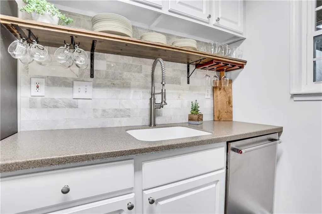 6814 Glenridge Drive Unit A, Sandy Springs, Georgia 30328, 2 Bedrooms Bedrooms, ,2 BathroomsBathrooms,Residential,Sold,6814 Glenridge Drive Unit A,7062884