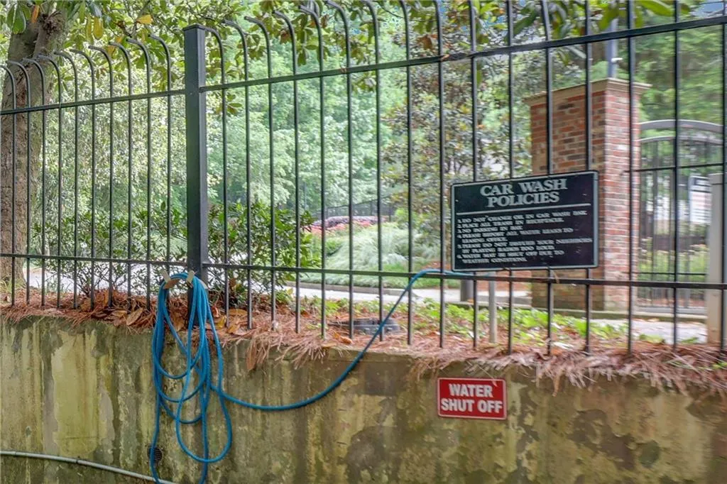 6814 Glenridge Drive Unit A, Sandy Springs, Georgia 30328, 2 Bedrooms Bedrooms, ,2 BathroomsBathrooms,Residential,Sold,6814 Glenridge Drive Unit A,7062884