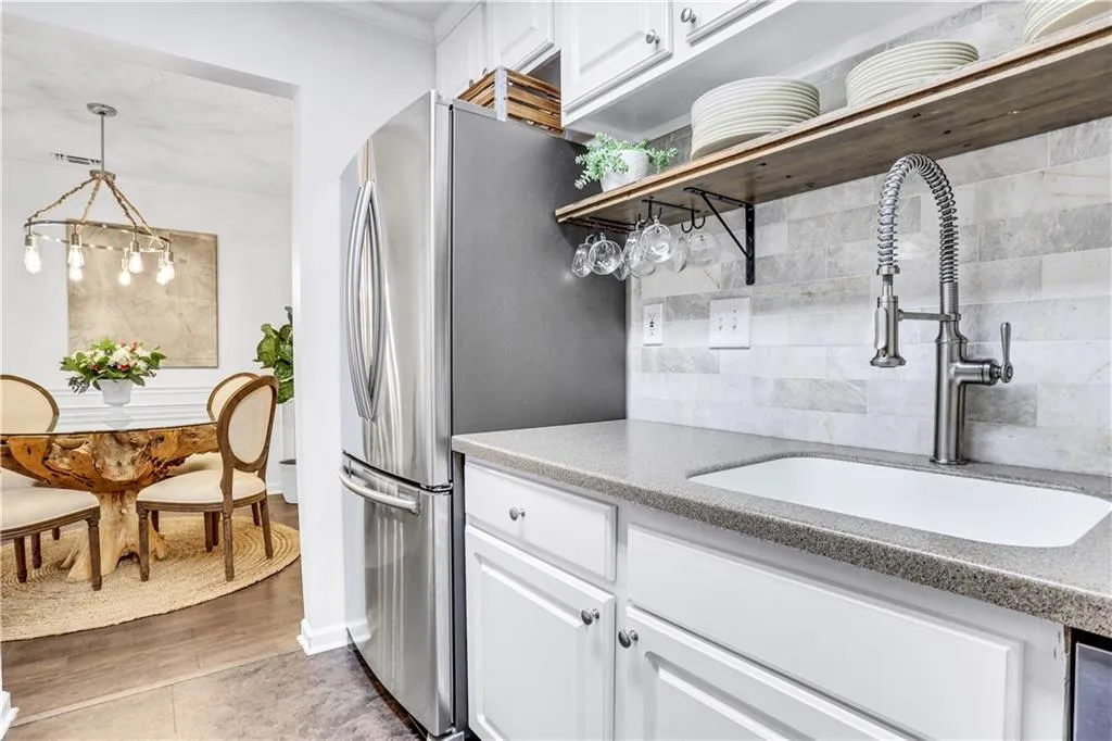 6814 Glenridge Drive Unit A, Sandy Springs, Georgia 30328, 2 Bedrooms Bedrooms, ,2 BathroomsBathrooms,Residential,Sold,6814 Glenridge Drive Unit A,7062884