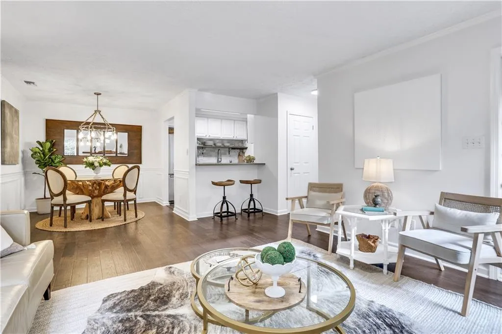 6814 Glenridge Drive Unit A, Sandy Springs, Georgia 30328, 2 Bedrooms Bedrooms, ,2 BathroomsBathrooms,Residential,Sold,6814 Glenridge Drive Unit A,7062884