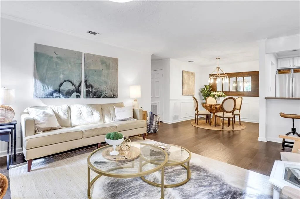 6814 Glenridge Drive Unit A, Sandy Springs, Georgia 30328, 2 Bedrooms Bedrooms, ,2 BathroomsBathrooms,Residential,Sold,6814 Glenridge Drive Unit A,7062884