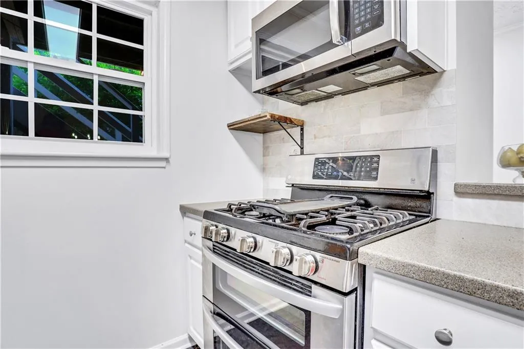 6814 Glenridge Drive Unit A, Sandy Springs, Georgia 30328, 2 Bedrooms Bedrooms, ,2 BathroomsBathrooms,Residential,Sold,6814 Glenridge Drive Unit A,7062884