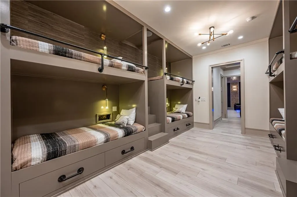 8-person Bunk Room
