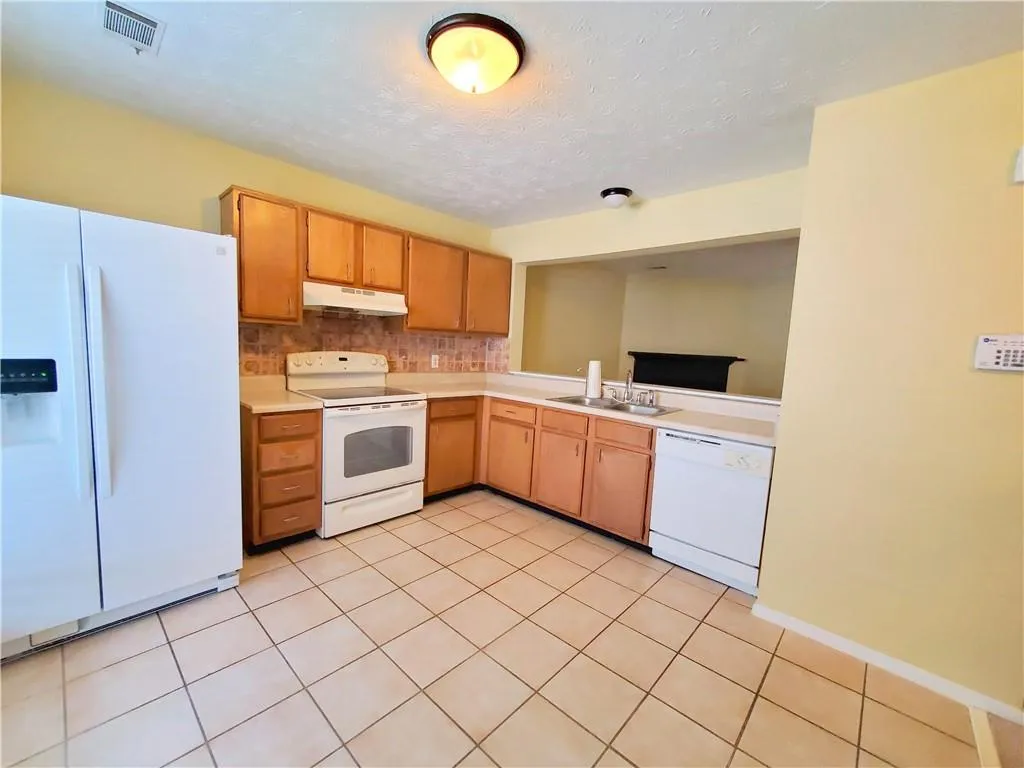 1702 Queen Anne Court, Sandy Springs, Georgia 30350, 2 Bedrooms Bedrooms, ,2 BathroomsBathrooms,Residential,Sold,1702 Queen Anne Court,6761131