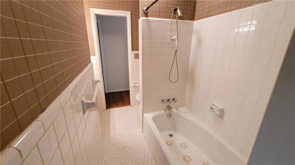 264 Devonwood Drive, Atlanta, Georgia 30328, 4 Bedrooms Bedrooms, ,4 BathroomsBathrooms,Residential,Sold,264 Devonwood Drive,6937452