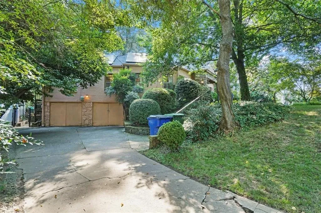 3061 Peachtree Drive Ne, Atlanta, Georgia 30305, 3 Bedrooms Bedrooms, ,2 BathroomsBathrooms,Residential,For Sale,3061 Peachtree Drive Ne,7656311