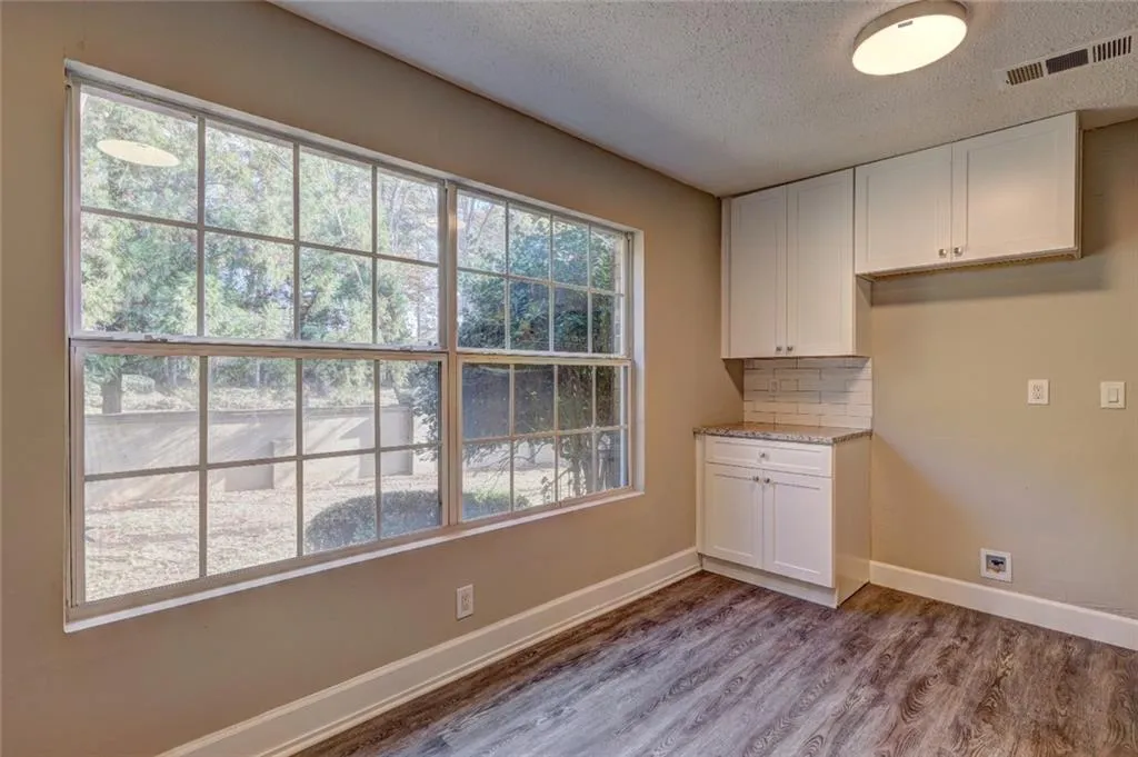 6980 Roswell Road Unit A6, Sandy Springs, Georgia 30328, 3 Bedrooms Bedrooms, ,2 BathroomsBathrooms,Residential,Sold,6980 Roswell Road Unit A6,7149428