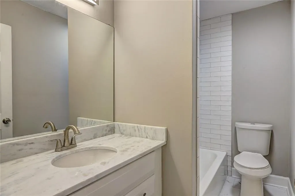 6980 Roswell Road Unit A6, Sandy Springs, Georgia 30328, 3 Bedrooms Bedrooms, ,2 BathroomsBathrooms,Residential,Sold,6980 Roswell Road Unit A6,7149428