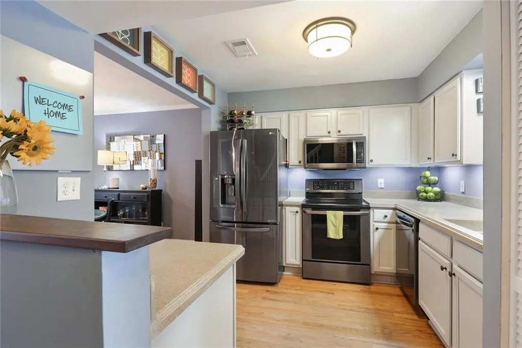 214 Peachtree Hollow Court, Atlanta, Georgia 30328, 2 Bedrooms Bedrooms, ,2 BathroomsBathrooms,Residential,Sold,214 Peachtree Hollow Court,6508319