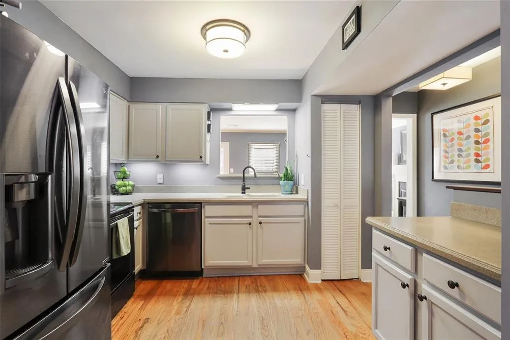 214 Peachtree Hollow Court, Atlanta, Georgia 30328, 2 Bedrooms Bedrooms, ,2 BathroomsBathrooms,Residential,Sold,214 Peachtree Hollow Court,6508319