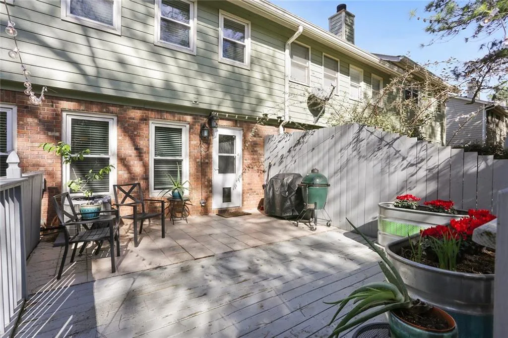 214 Peachtree Hollow Court, Atlanta, Georgia 30328, 2 Bedrooms Bedrooms, ,2 BathroomsBathrooms,Residential,Sold,214 Peachtree Hollow Court,6508319