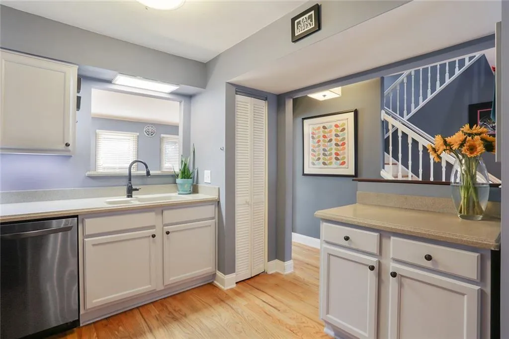 214 Peachtree Hollow Court, Atlanta, Georgia 30328, 2 Bedrooms Bedrooms, ,2 BathroomsBathrooms,Residential,Sold,214 Peachtree Hollow Court,6508319