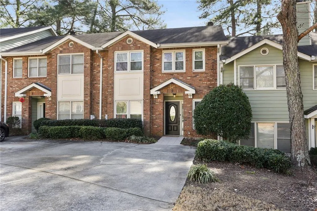 214 Peachtree Hollow Court, Atlanta, Georgia 30328, 2 Bedrooms Bedrooms, ,2 BathroomsBathrooms,Residential,Sold,214 Peachtree Hollow Court,6508319