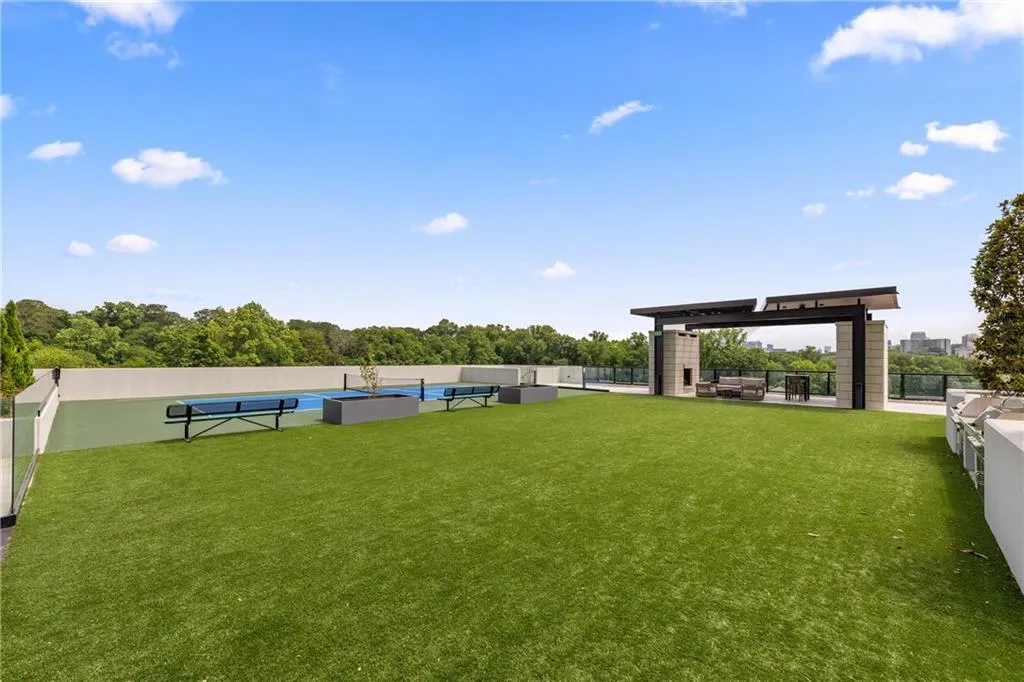 Common area entertaining space next to Pickleball Court