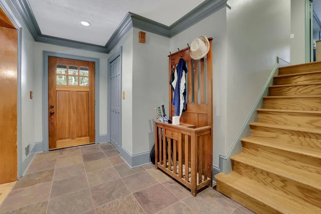 Foyer with crown molding