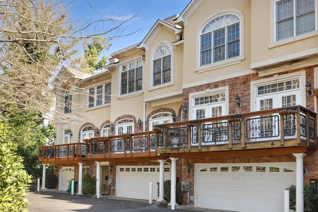 331 Carpenter Drive Ne Unit 2, Atlanta, Georgia 30328, 2 Bedrooms Bedrooms, ,2 BathroomsBathrooms,Residential,Sold,331 Carpenter Drive Ne Unit 2,6989765