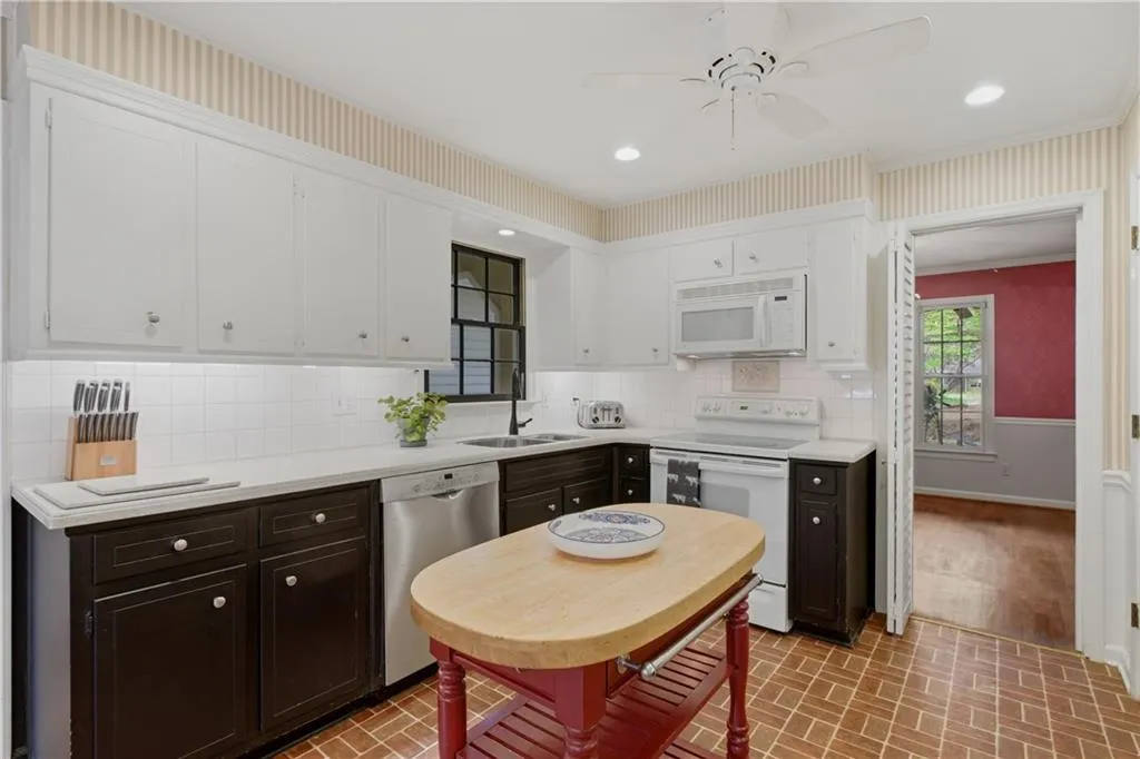 7245 Dunhill Terrace, Atlanta, Georgia 30328, 8 Bedrooms Bedrooms, ,4 BathroomsBathrooms,Residential,For Sale,7245 Dunhill Terrace,7760934