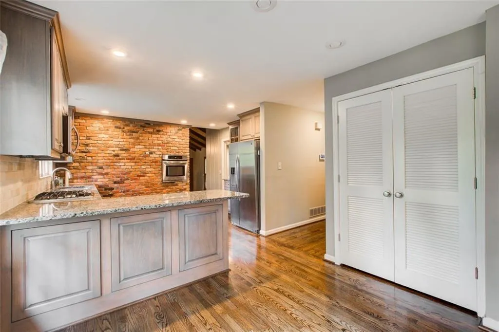 315 Thornwood Drive, Sandy Springs, Georgia 30328, 3 Bedrooms Bedrooms, ,2 BathroomsBathrooms,Residential,Sold,315 Thornwood Drive,7279365