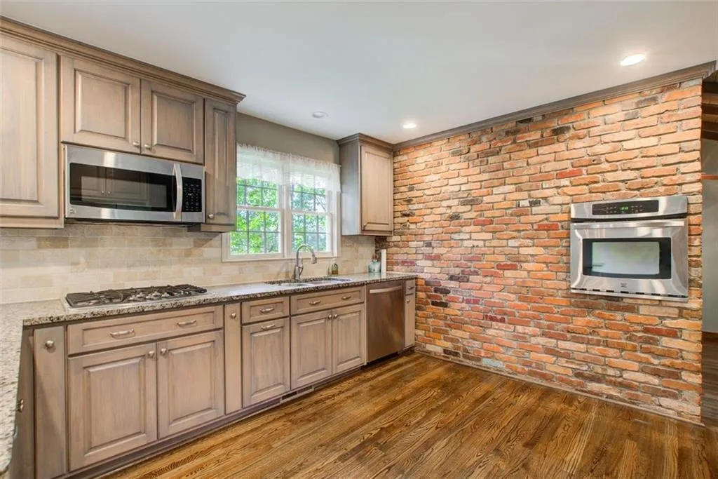 315 Thornwood Drive, Sandy Springs, Georgia 30328, 3 Bedrooms Bedrooms, ,2 BathroomsBathrooms,Residential,Sold,315 Thornwood Drive,7279365