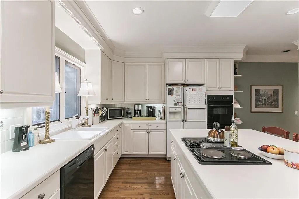 8250 Grogans Ferry Road, Atlanta, Georgia 30350, 5 Bedrooms Bedrooms, ,5 BathroomsBathrooms,Residential,Sold,8250 Grogans Ferry Road,6956589