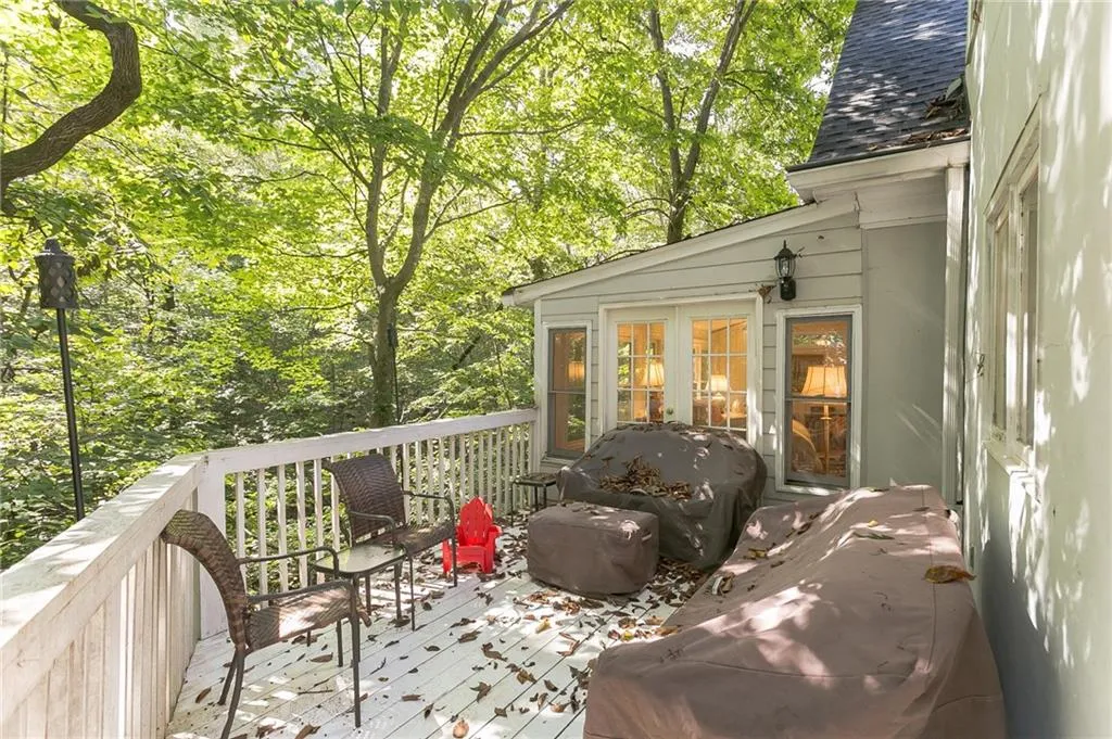 8250 Grogans Ferry Road, Atlanta, Georgia 30350, 5 Bedrooms Bedrooms, ,5 BathroomsBathrooms,Residential,Sold,8250 Grogans Ferry Road,6956589