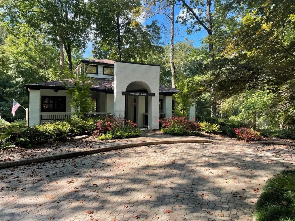 8250 Grogans Ferry Road, Atlanta, Georgia 30350, 5 Bedrooms Bedrooms, ,5 BathroomsBathrooms,Residential,Sold,8250 Grogans Ferry Road,6956589