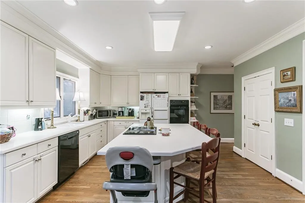 8250 Grogans Ferry Road, Atlanta, Georgia 30350, 5 Bedrooms Bedrooms, ,5 BathroomsBathrooms,Residential,Sold,8250 Grogans Ferry Road,6956589