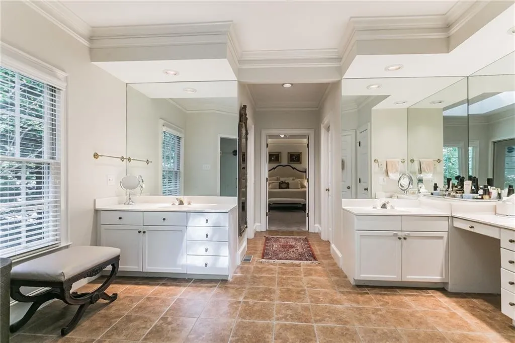 8250 Grogans Ferry Road, Atlanta, Georgia 30350, 5 Bedrooms Bedrooms, ,5 BathroomsBathrooms,Residential,Sold,8250 Grogans Ferry Road,6956589