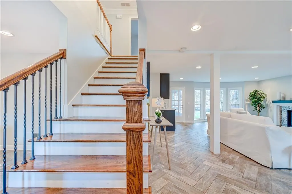 385 Spindle Court, Sandy Springs, Georgia 30350, 5 Bedrooms Bedrooms, ,4 BathroomsBathrooms,Residential,Sold,385 Spindle Court,7181436