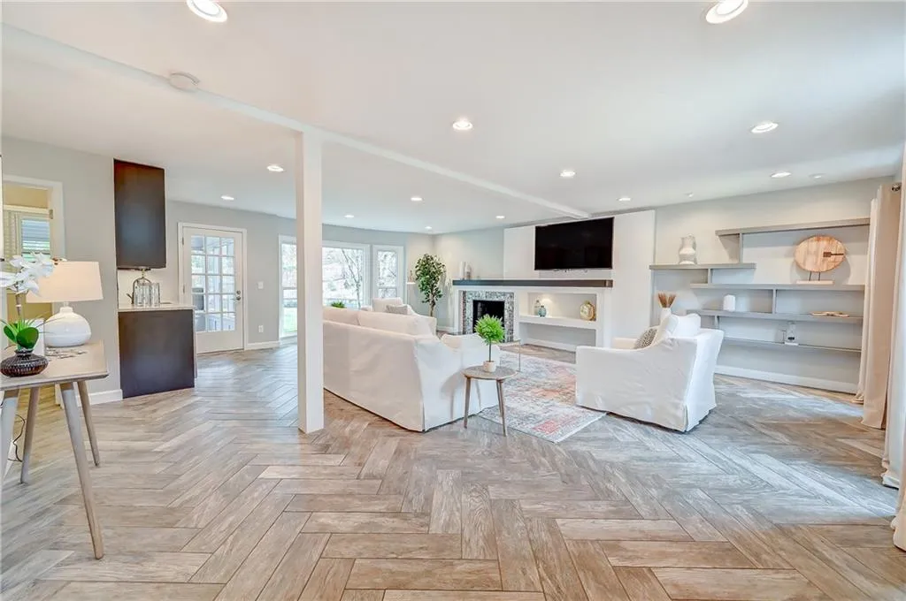 385 Spindle Court, Sandy Springs, Georgia 30350, 5 Bedrooms Bedrooms, ,4 BathroomsBathrooms,Residential,Sold,385 Spindle Court,7181436